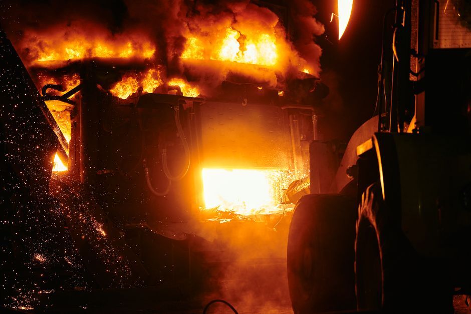 Industrial-scale 100 kg+ induction furnace installed on reinforced concrete floor with glycol cooling units, 480V power feeders, and exhaust ducting — reflecting hidden integration requirements Industrial-scale 100 kg+ induction furnace installed on reinforced concrete floor with glycol cooling units, 480V power feeders, and exhaust ducting — reflecting hidden integration requirements