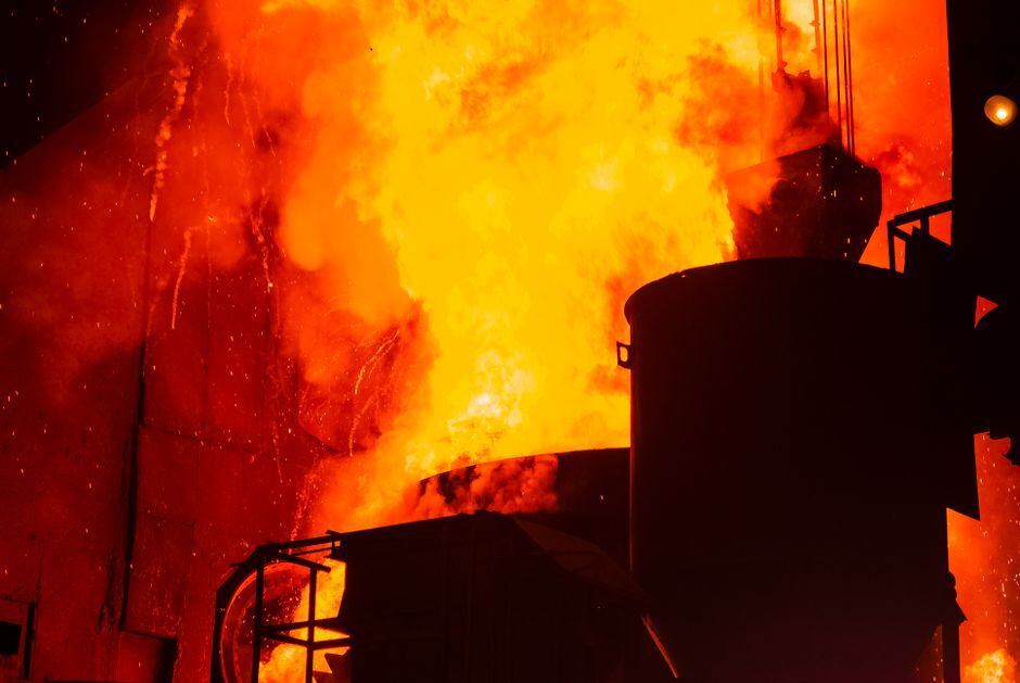 High-resolution industrial photo of SMS group MeltMaster X7 showing seamless monolithic shell fabricated via hot-isostatic pressing (HIP), with visible grain-aligned cylinder and seismic-dampened base frame